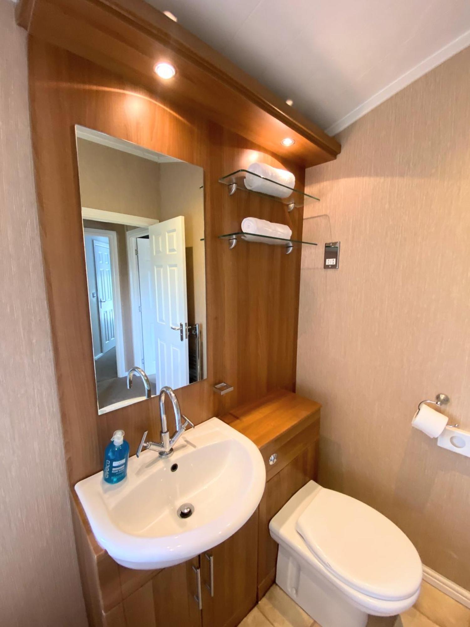 Villa Benarty 11 With Private Hot Tub - Fife - Loch Leven - Lomond Hills - Pet Friendly à Kelty Extérieur photo